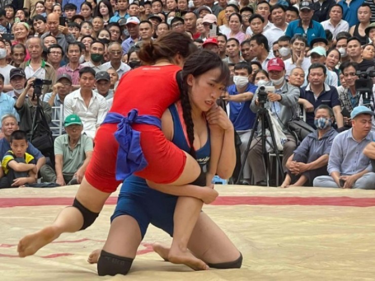 Hot girl Anh Thơ, người đẹp Hòa “Bưởi“ quật ngã đối thủ ở sới vật Mẫn Xá