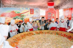 Nam Ngư chiêu đãi bà con bánh xèo khổng lồ tại lễ hội bánh lớn nhất miền Tây 2025