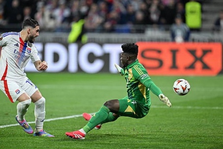 Fan MU ủng hộ Matic chế giễu Onana, Scholes khuyên thủ môn MU nên "im miệng lại"