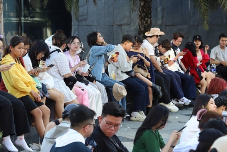 Đội nắng, ngồi la liệt dưới đất chờ xem Chị đẹp