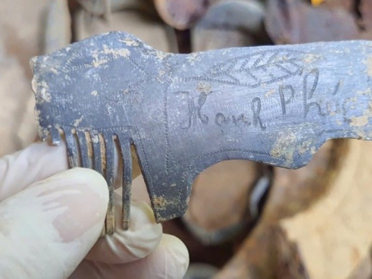 Tìm thấy hài cốt liệt sĩ cùng cán lược khắc chữ “hạnh phúc“