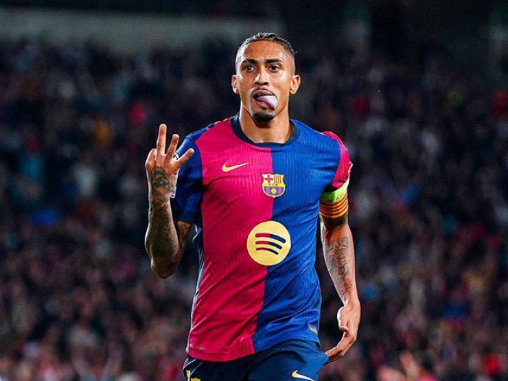 “Của hiếm“ Raphinha giúp Barcelona bay cao: Ghi bàn, kiến tạo, và… biết phòng ngự