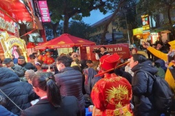 Giá vàng vừa lập đỉnh mọi thời đại, người mua vàng ngày Vía Thần Tài giờ lãi bao nhiêu?