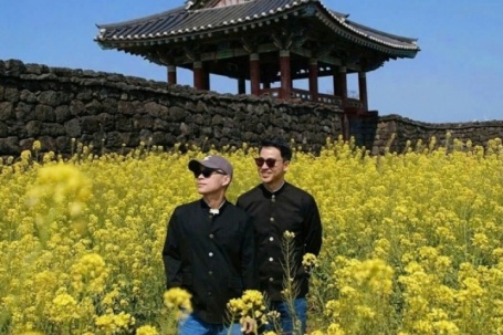 Adrian Anh Tuấn thăm hòn đảo 'Khi cuộc đời cho bạn quả quýt'