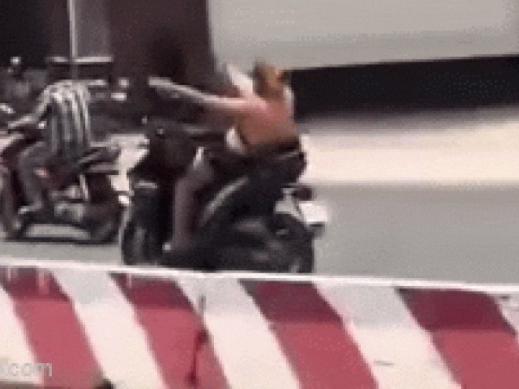 TP HCM: Xác minh clip cô gái thả tay chạy xe máy, nằm ngửa trên xe