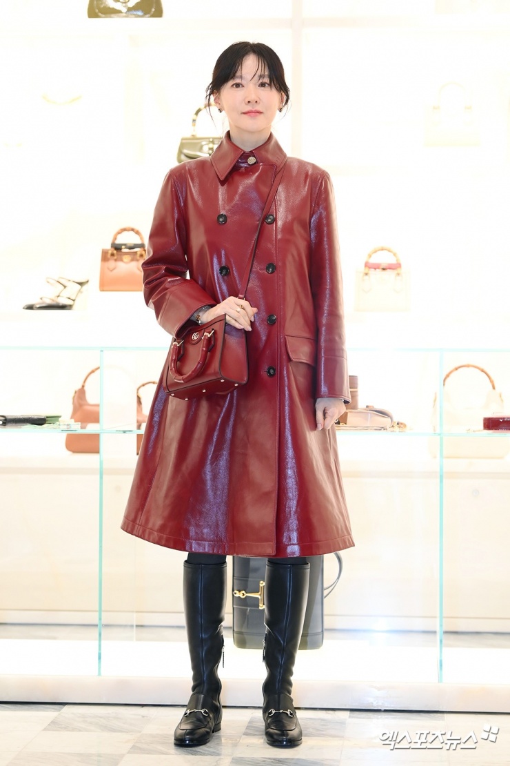 Lee Young Ae phối trench coat da của Gucci với boots, túi xách cùng thương hiệu, khi dự sự kiện ở Seoul, Hàn Quốc, ngày 7/2. Ảnh: Xportsnews