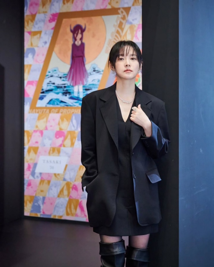 Người đẹp diện "cây" đen ở sự kiện tháng 9/2024. Theo Elle, Lee Young Ae chú trọng uống đủ nước mỗi ngày, luôn dùng kem chống nắng và dưỡng ẩm. Trước khi đi ngủ, cô thực hiện các bước làm sạch da với sữa rửa mặt tạo bọt, nước hoa hồng, kem chống nhăn và dưỡng da ban đêm. Ảnh: Tasaki