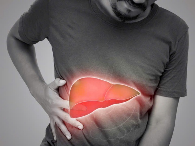 Đồ ăn vặt hàng ngày là kẻ thù thầm lặng gây tổn thương gan