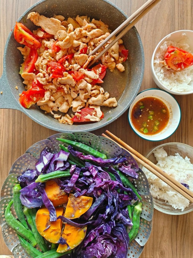 Mâm cơm nhà H'Hen Niê luôn đảm bảo có nhiều rau củ và protein nạc, hai thành phần dinh dưỡng quan trọng giúp cô giữ gìn vóc dáng săn chắc, khỏe đẹp.