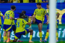 Ronaldo lập siêu phẩm khiến đối thủ cũng phải trầm trồ: Bất ngờ có hành động lạ