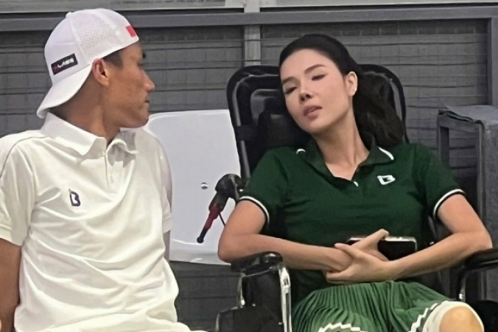 Kỳ Hân ngồi xe lăn đến sân pickleball sau tai nạn gãy chân