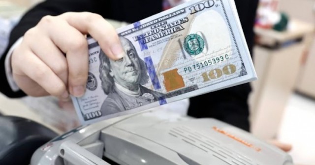 Đồng bạc xanh lao dốc, các nhà đầu tư đang rút khỏi tài sản định giá bằng USD