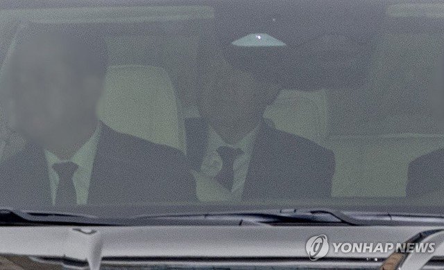 Cựu Tổng thống Hàn Quốc Yoon Suk-yeol đến tòa án sáng 14-4 - Ảnh: YONHAP