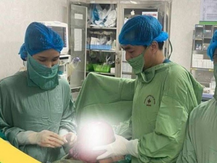 Cứ nghĩ béo bụng, hóa ra người phụ nữ mang khối u khủng