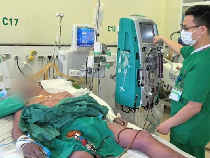 Một tuần sau khi ăn lòng lợn, người đàn ông nguy kịch