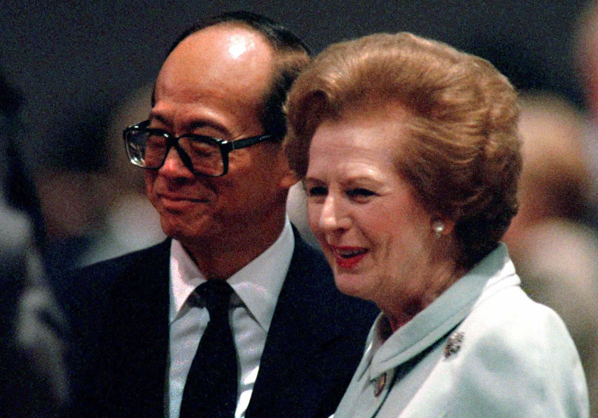 Tỷ phú Lý Gia Thành gặp cựu Thủ tướng Anh Magaret Thatcher vào năm 2017. Ảnh: Reuters.