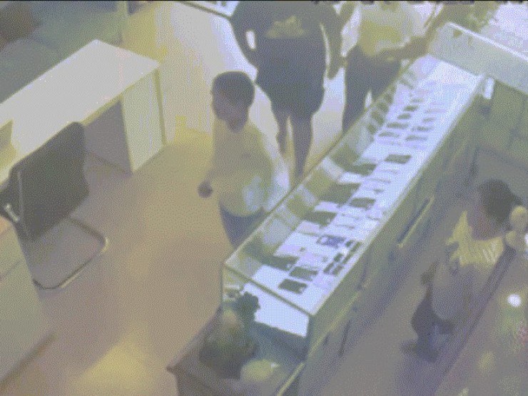 Camera ghi cảnh trinh sát quật ngã tên trộm ở cửa hàng điện thoại
