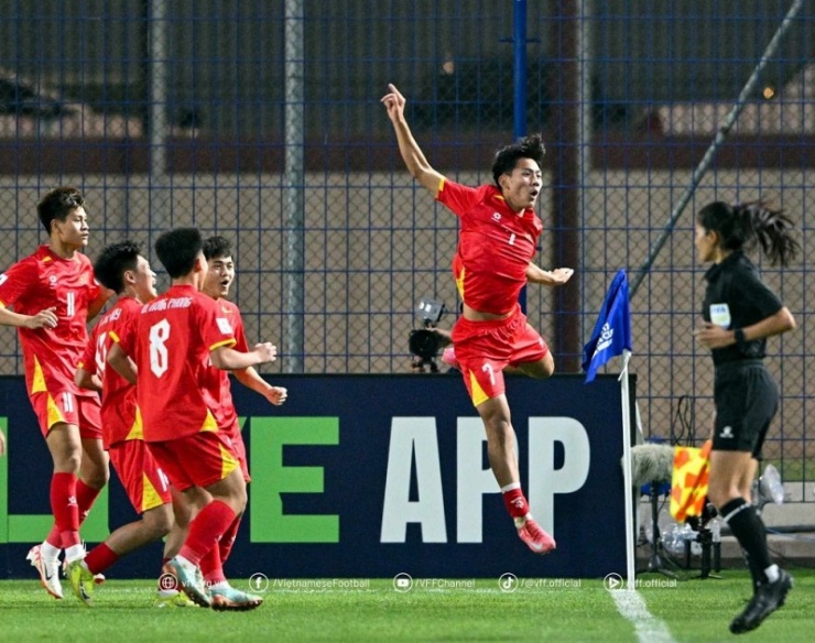 Hoàng Trọng Duy Khang ghi 2 bàn thắng cho U17 Việt Nam tại giải châu Á.