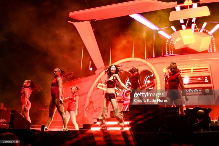 Jennie BLACKPINK trong lần đầu xuất hiện tại Coachella với vai trò nghệ sỹ solo không "dồn sức" tạo ra sự choáng ngợp về mặt thời trang. Nữ idol lựa chọn sắc đỏ là tông màu chủ đề, gắn liền với cô trong giai đoạn hoạt động độc lập gần đây. Tông màu này bao trùm sân khấu từ ca sĩ trình diễn chính cho tới vũ đoàn, tạo ra tổng thể thống nhất, truyền đạt thông điệp trọn vẹn.