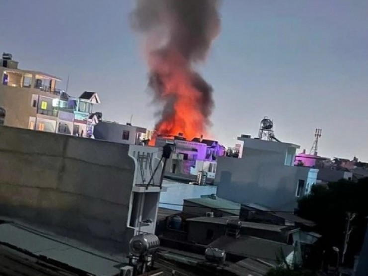 Cháy nhà kho chứa đồ thể thao lúc nửa đêm ở Bình Tân