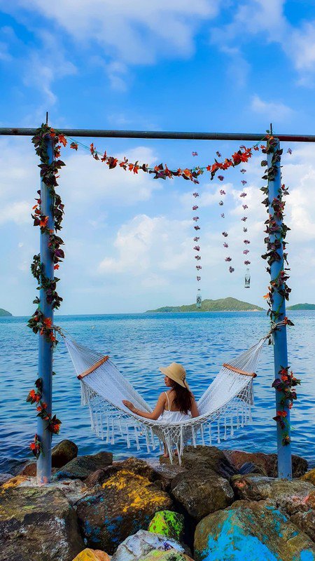 Những bãi biển như Bãi Mến, Bãi Ngự hay Bãi Chệt hiện lên với làn nước trong vắt, cát trắng mịn và không gian tĩnh lặng, rất thích hợp cho những ai đang tìm kiếm một nơi để “trốn” khỏi nhịp sống hối hả.