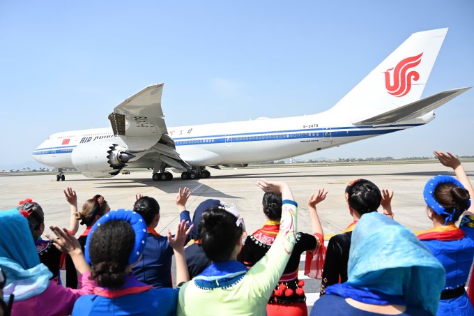 Người dân trong trang phục dân tộc tiễn đoàn lãnh đạo Đảng và Nhà nước Trung Quốc về nước. Ảnh: Giang Huy