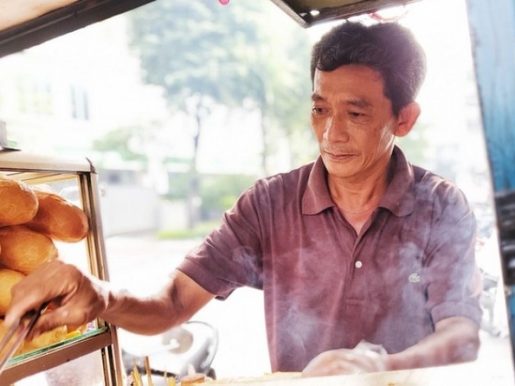 Người bán bánh mì nhặt bao lì xì hơn 22 triệu: “Tôi đi đường rớt 10 ngàn còn xót“