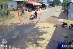Clip: Thanh niên thoát nạn khó tin sau cú va chạm giữa hai xe máy
