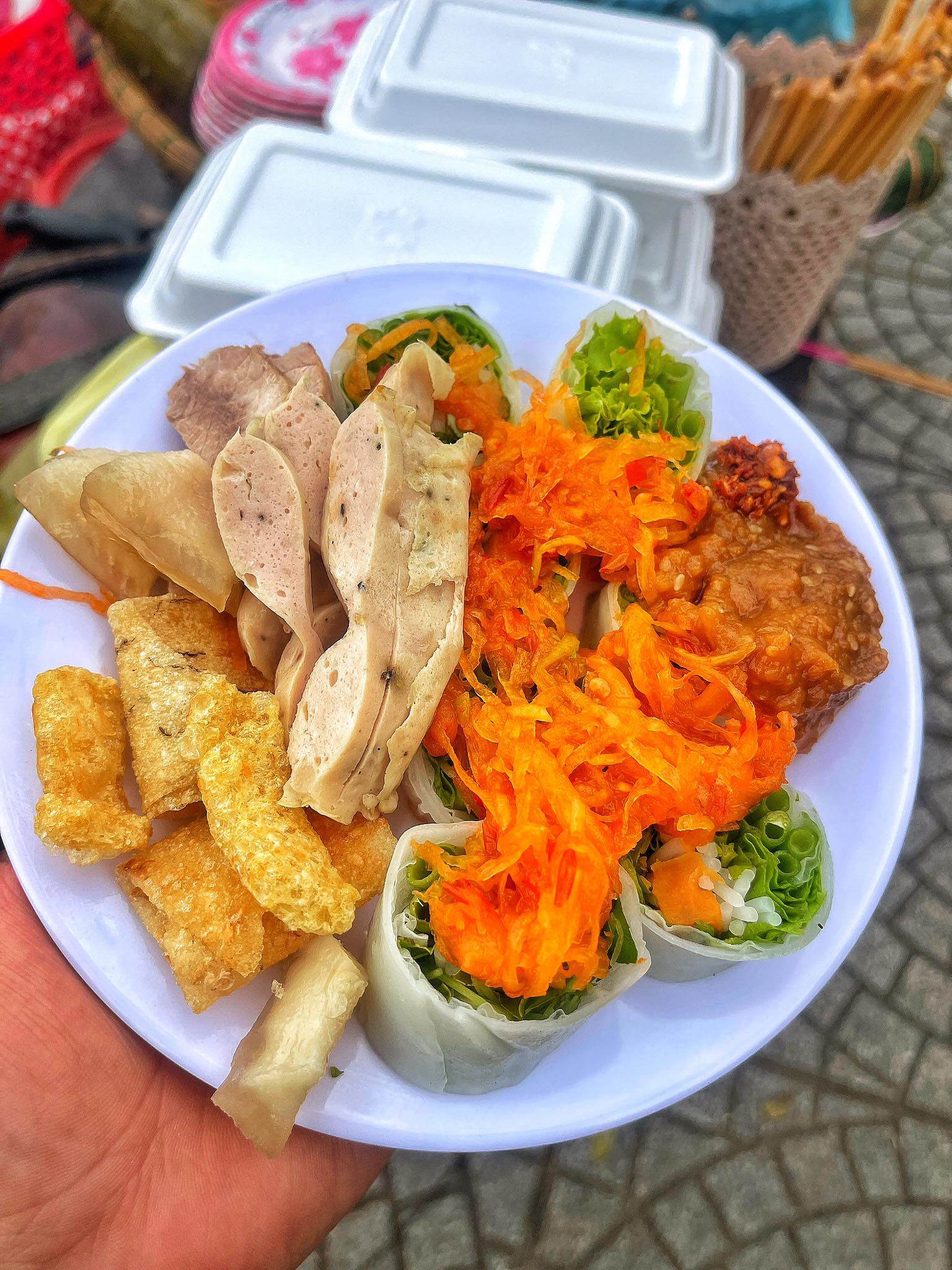 Bánh cuốn tôm chua mệ Hạnh (chân cầu Kho Rèn), chỉ bán vào buổi chiều.