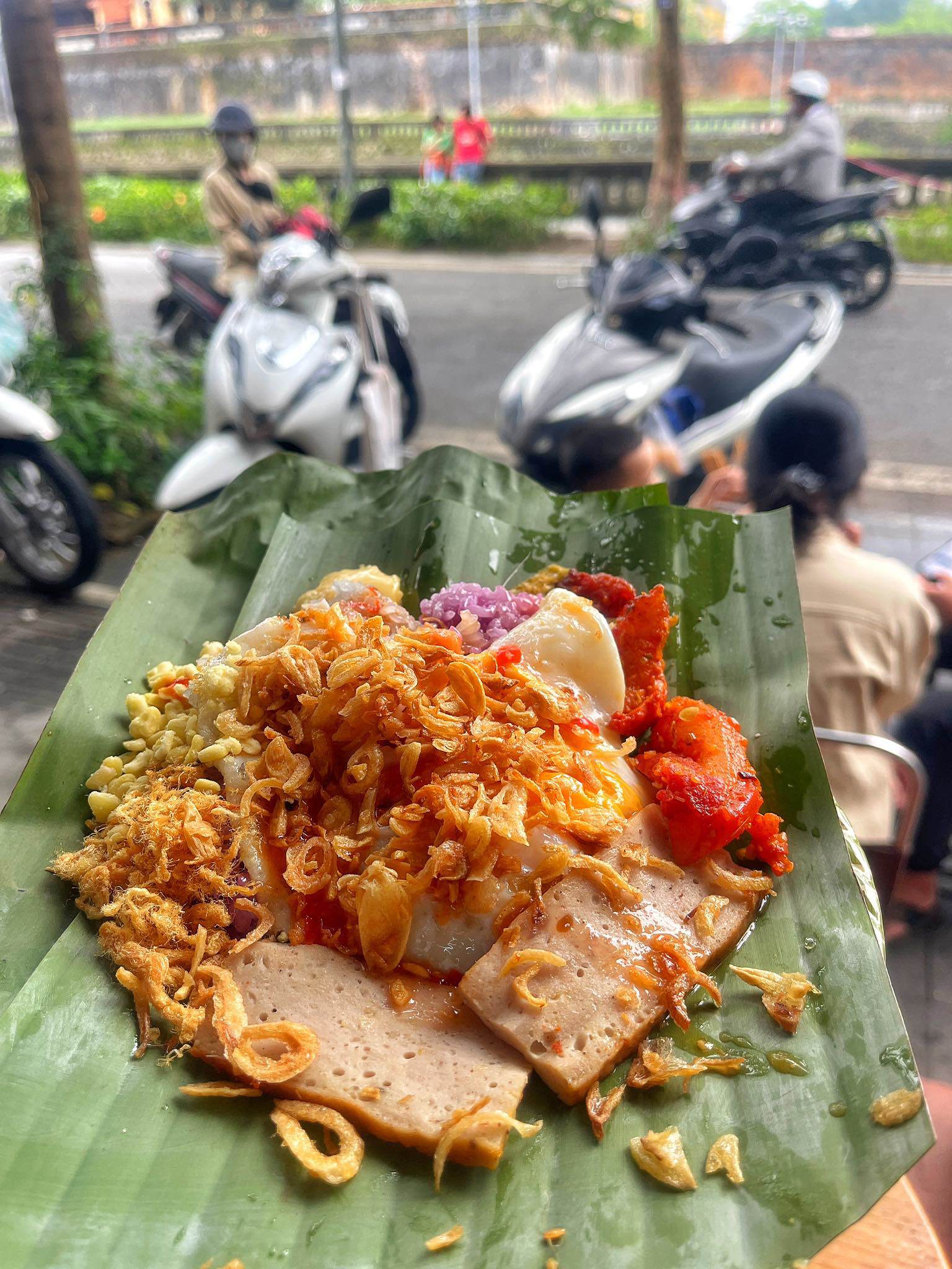 Quán Xôi Kí&nbsp;(52 Đặng Thái Thân), bán buổi sáng, đầy đủ topping và hành khô, giá cho suất đặc biệt như ảnh là 30.000 đồng.