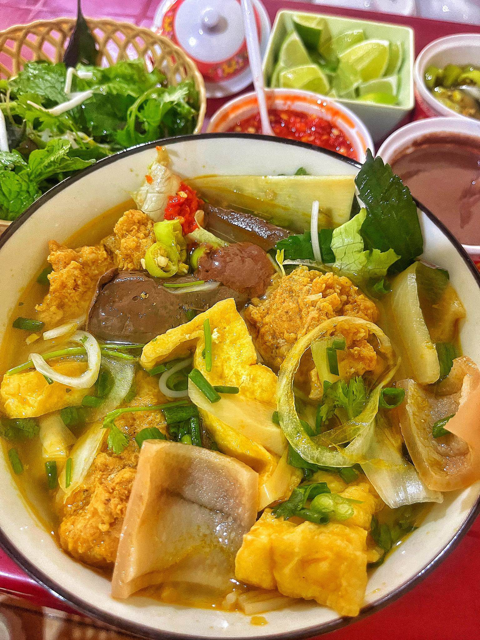 Bún riêu Phương Ni - Bờ Bắc, bán buổi&nbsp;sáng, với topping: Đậu phụ, chả cua, da heo, tiết. Đặc biệt, da heo lạ miệng, béo ngậy và tiết ở đây mềm mọng, hấp&nbsp;dẫn..