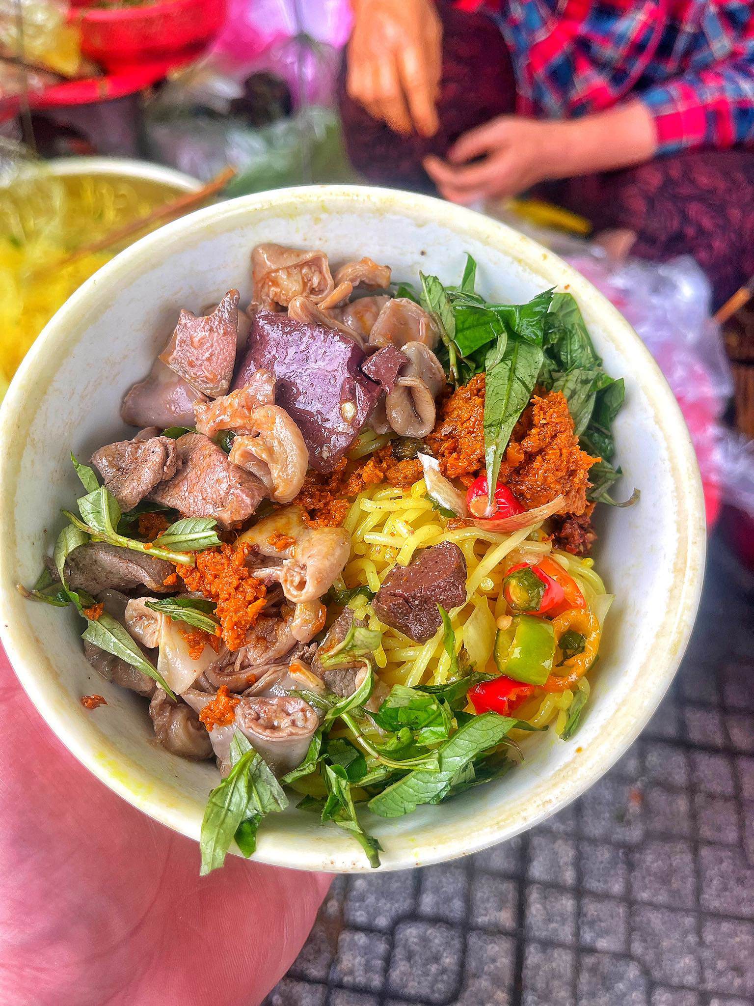 Bún nghệ O Giàu (Hồ Đắc Di) với nhiều topping lòng lợn, mang hương vị đặc trưng của ẩm thực Huế