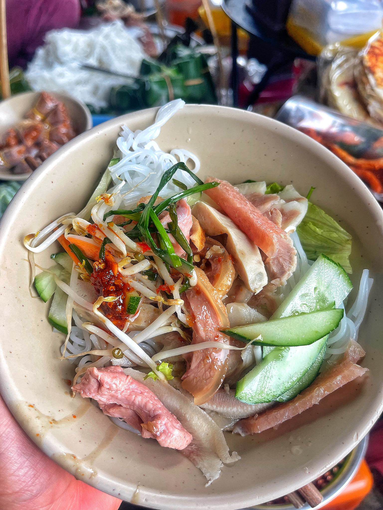 Bún mắm nêm O Bê (chợ Đông Ba), chỉ bán buổi chiều nhưng khách lúc nào cũng tấp nập.