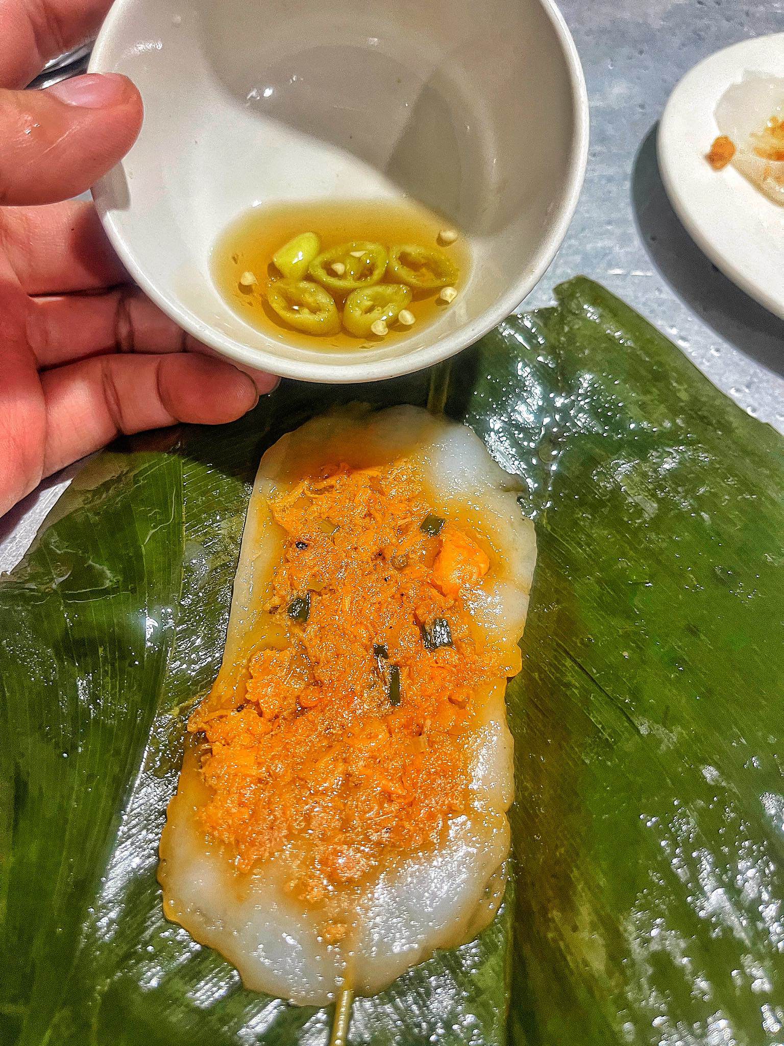 Quán bánh bèo lọc nậm ít O Lé (Kim Long) nổi tiếng với những món ăn đậm đà hương vị Huế. Được thực khách đánh giá cao về chất lượng món ăn nhưng&nbsp;quán thường xuyên gặp phải tình trạng đóng cửa sớm do hết hàng.