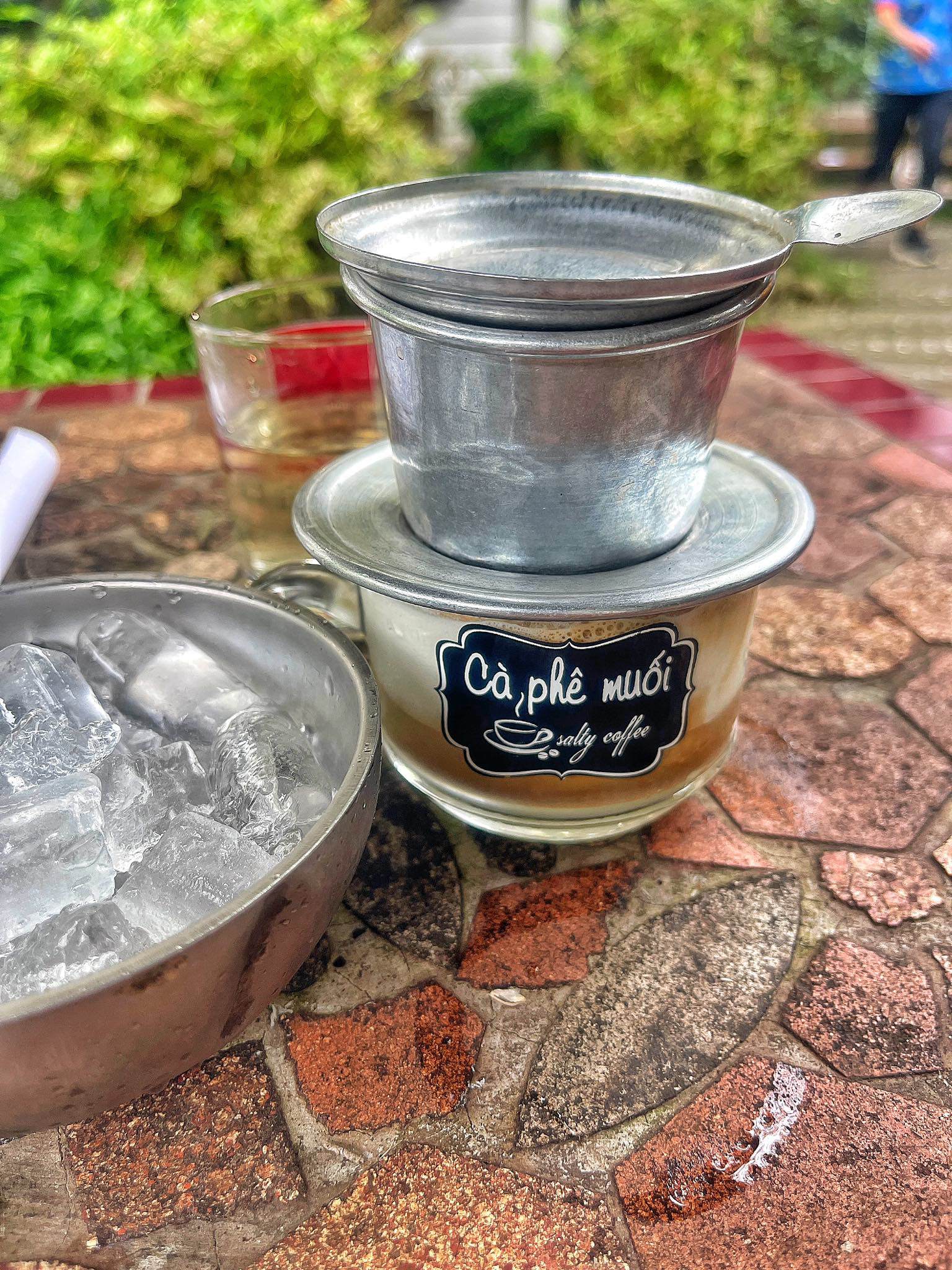 Thưởng thức một ly cà phê muối ở quán vỉa hè, vừa ngắm đường phố thơ mộng của mảnh đất cố đô (Cà phê muối Đặng Thái Thân hoặc Nguyễn Lương Bằng).