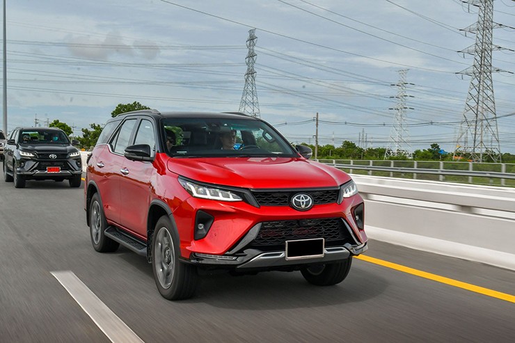 Giá xe Toyota Fortuner lăn bánh tháng 4/2025 - 1