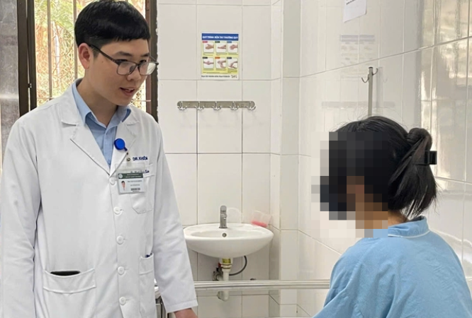 BS thăm khám và trò chuyện với nữ sinh. (Ảnh: PT)