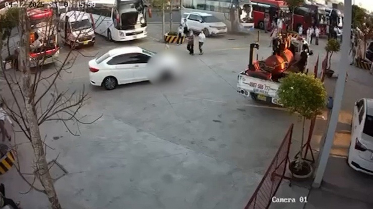 Bé gái 2 tuổi bị ô tô tông trúng trong trạm dừng chân Châu Thành. Ảnh cắt từ clip