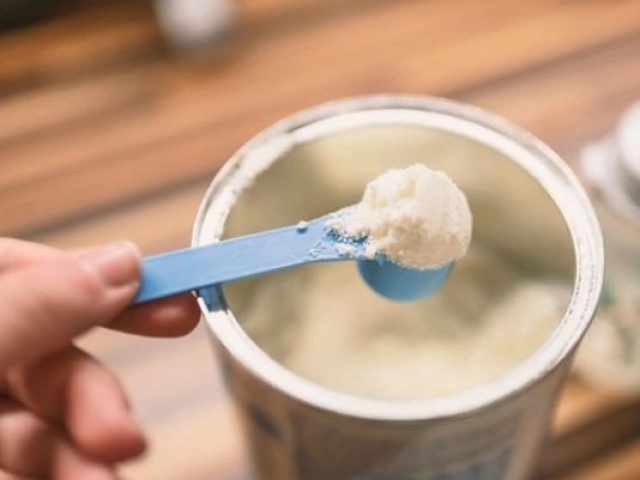 Người tiêu dùng hoang mang trước sữa bột giả: Làm sao phân biệt thật – giả?