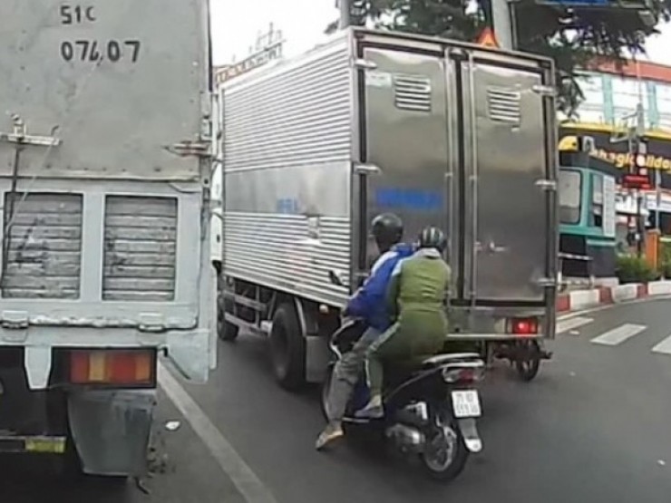Đèn xanh đột ngột chuyển đỏ, xe máy tông đuôi xe tải ở Bình Tân
