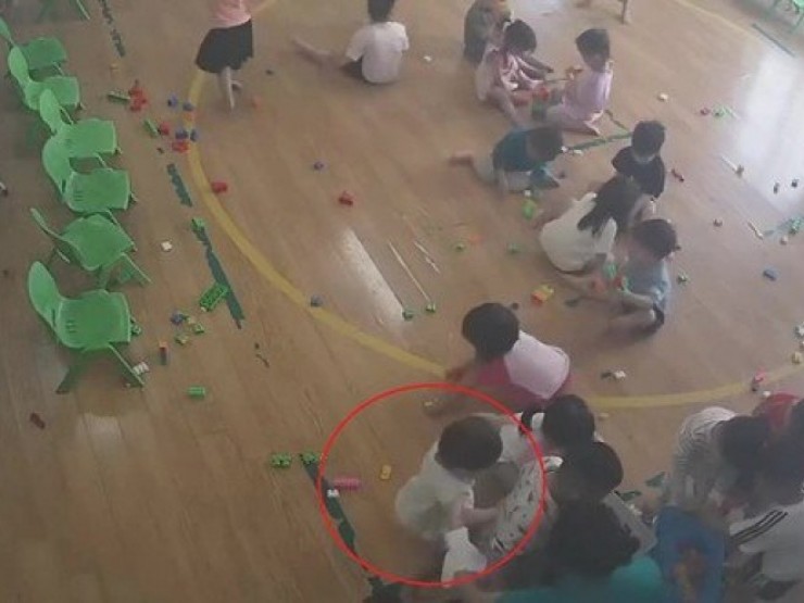 Bắc Ninh: Đình chỉ cô giáo mầm non bế trẻ vào góc lớp đánh liên tiếp