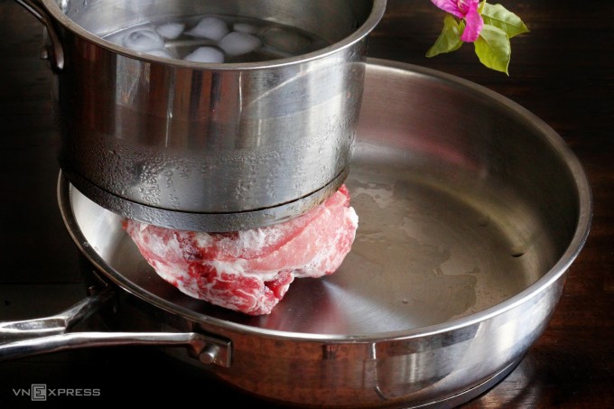 Rã đông thực phẩm bằng kim loại. Ảnh: Bùi Thủy