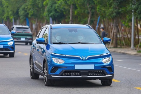 Giá xe điện VinFast VF e34 niêm yết và lăn bánh tháng 4/2025