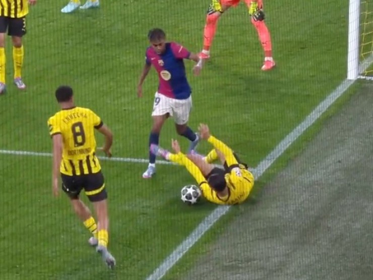 Tranh cãi Barcelona bị mất oan 1 quả penalty trong trận thua Dortmund ở Cúp C1