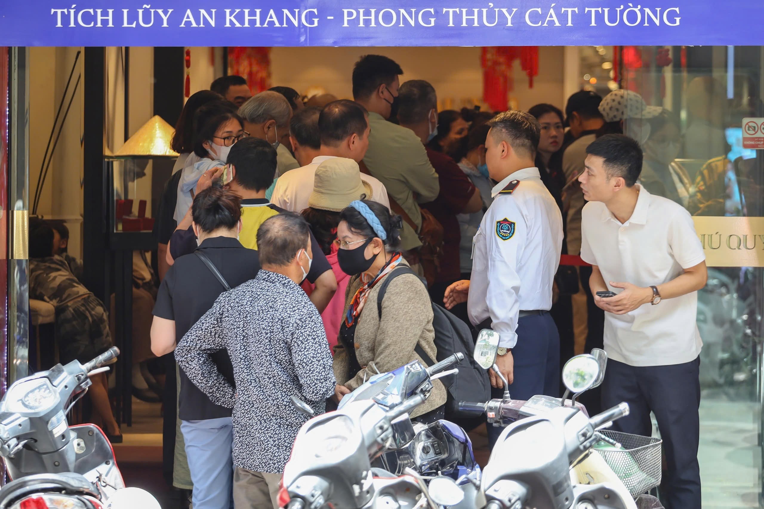 Không chỉ ông Thành, để mua được nhiều nhất số vàng trong một lần đi xếp hàng, nhiều người thường rủ&nbsp;vợ hoặc chồng, con cái cùng đi mua vàng.