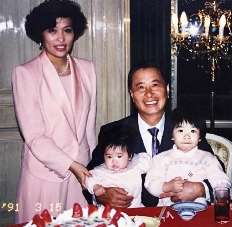 Tỷ phú Lý Triệu Cơ cùng vợ và hai con trai.