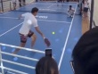 Người đàn ông lao xuống biển khi đang chơi Pickleball trên nóc tàu du lịch
