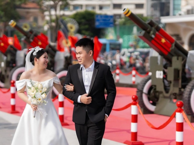 Dàn đại bác lễ 30/4 thành điểm chụp ảnh cưới 'hot'