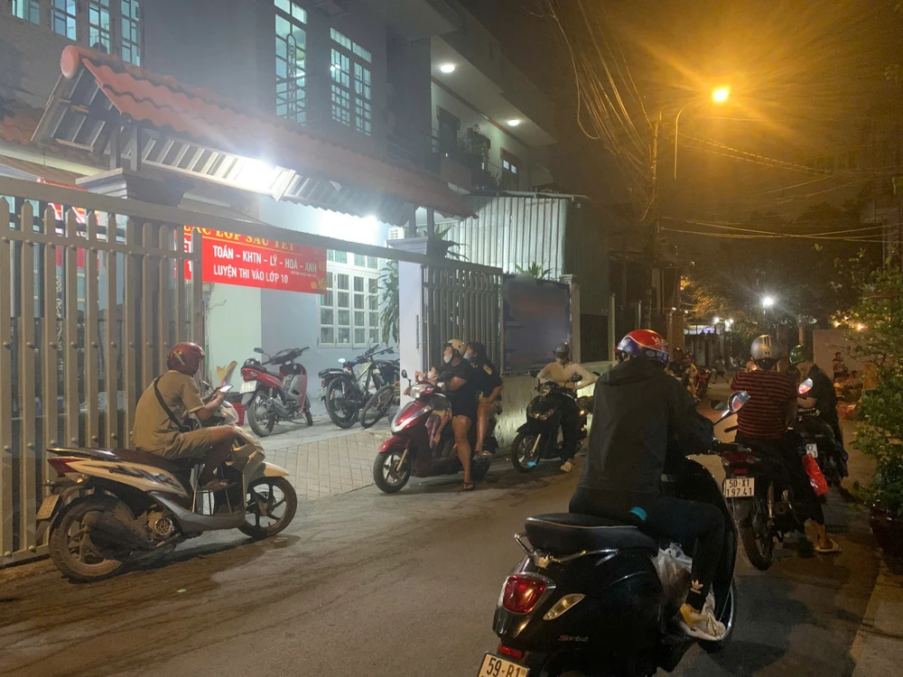 Phụ huynh chờ đón con tại một trung tâm dạy thêm ở TP Thủ Đức. Ảnh: HẢI NHI