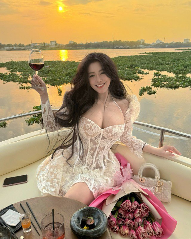 Thậm chí có thời điểm, cô nàng còn từng được nhiều trang tin Trung Quốc gọi là “nữ sinh đẹp nhất Việt Nam” và là "cực phẩm học đường".